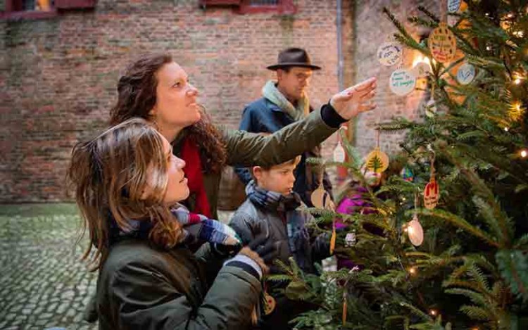 Meer dan 1.000 lichtjes dompelen Loevestein onder in kerstsferen