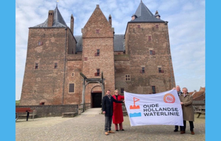 Loevestein hijst jubileumvlag Oud Hollandse Waterlinie