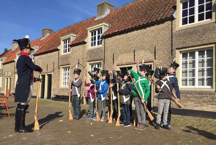 Avonturen op Slot Loevestein bekijken en beluisteren