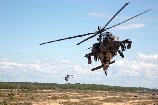 Apaches oefenen boven Maas-Waalgebied