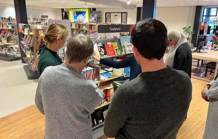 Deelnemers Taalgroep Kompas bezoeken bibliotheek