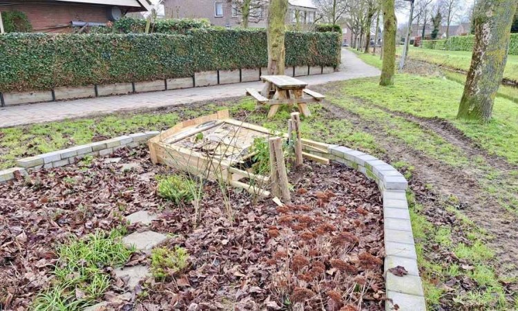 Bijenhotel Rossum vernield