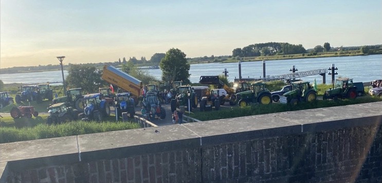 Boeren blokkeren Slot Loevestein