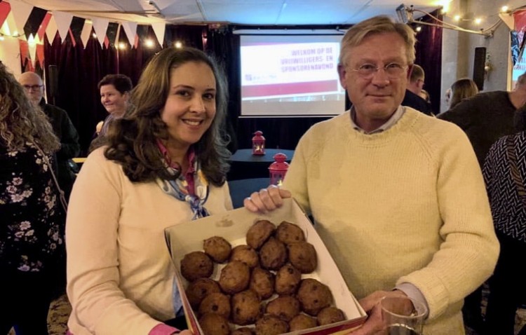 Burgemeester Van Maaren en wethouder Bouchtaoui bezorgen oliebollen en bedankjes