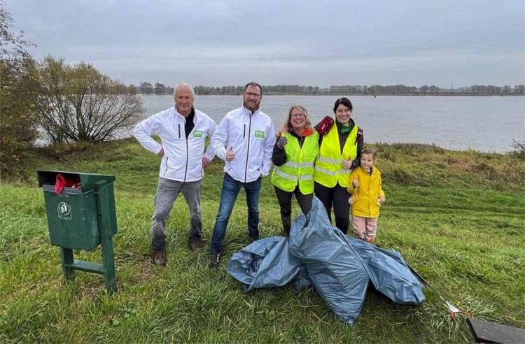 Waaljutters vullen weer enkele zakken zwerfvuil