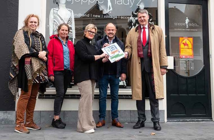 Klimaatvriendelijke deurborden in Zaltbommel vertellen over 'gesloten deuren' maar nodigen uit vooral binnen te komen