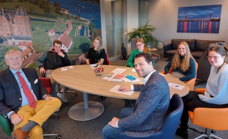 Leerlingen Gomarus bezoeken gemeentekantoor
