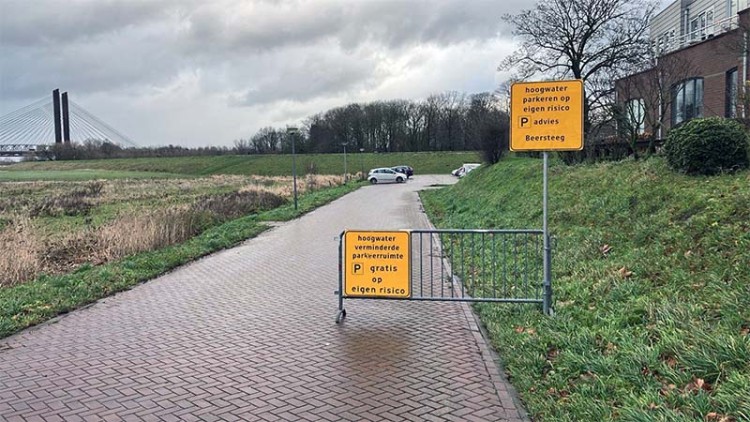 Hoogwater zet parkeerplaatsen Zaltbommel onder water