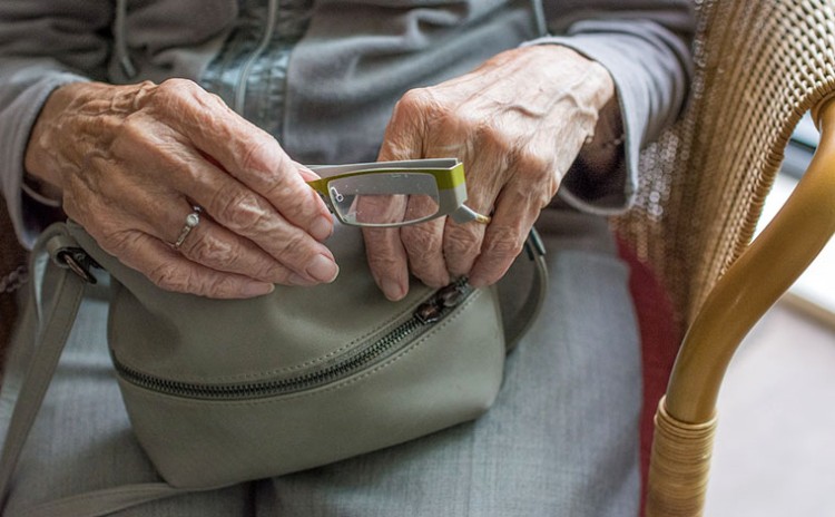 Bejaarde vrouw in supermarkt beroofd van haar handtasje