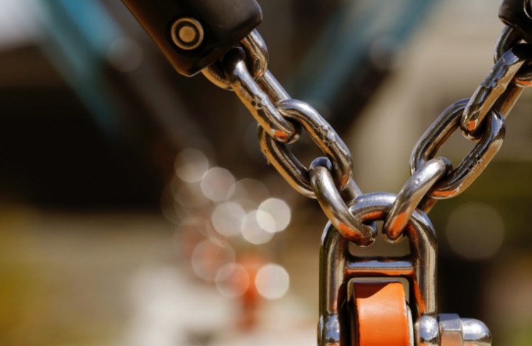 Dief, bang voor diefstal, zet gestolen scooter op slot
