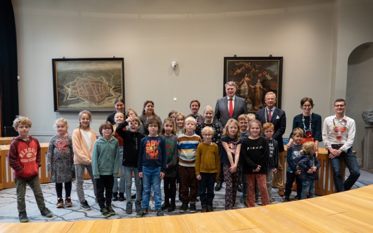 BSO Kunst en Kids maken voor klimaatburgemeesters ambtsketen