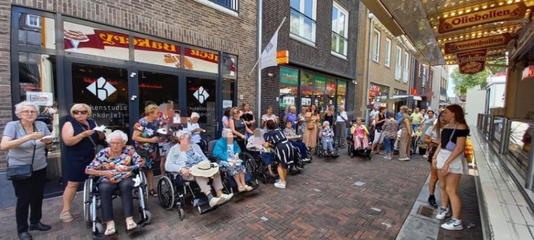 Bewoners WZC De Leyenstein genieten op de kermis