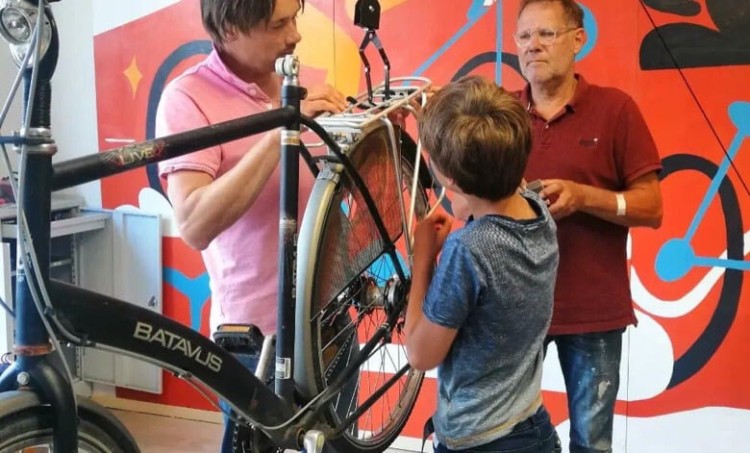 Lions draagt fietsrenovatie over aan Elliz in Company