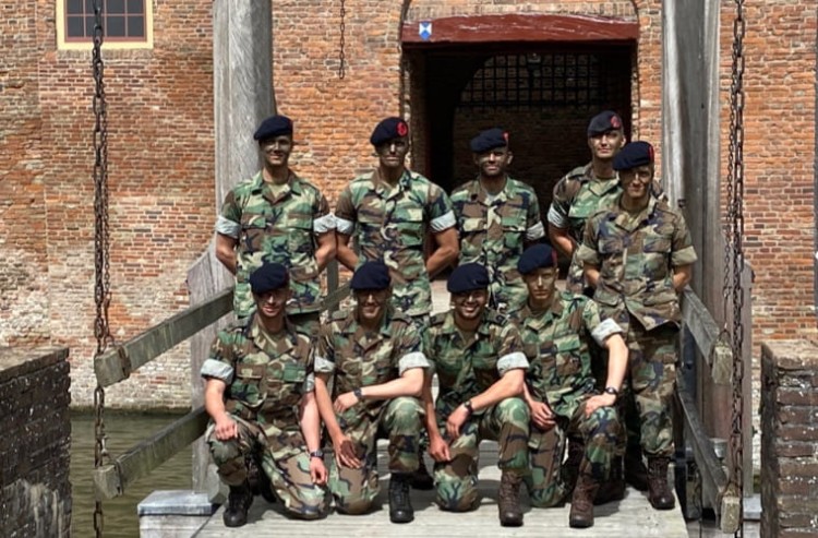 Mariniers ontvangen felbegeerde baret op Loevestein 