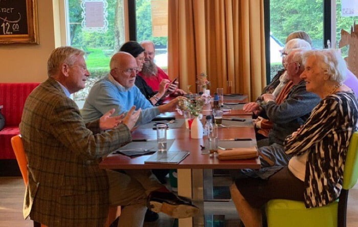 Burgemeester aan tafel met Stichting Met je Hart