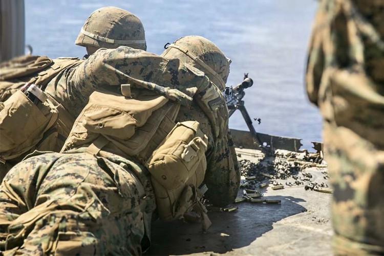 Militairen oefenen in de regio met vaar- en voertuigen