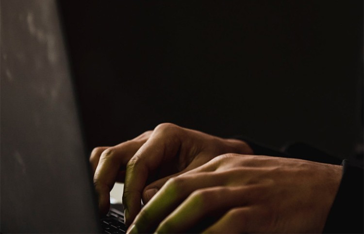 Onbekende stuurt phishing mails uit naam van pastoor Bertus Bus