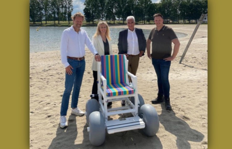 Speciale strandrolstoel bij Zandmeren helpt mensen het water in