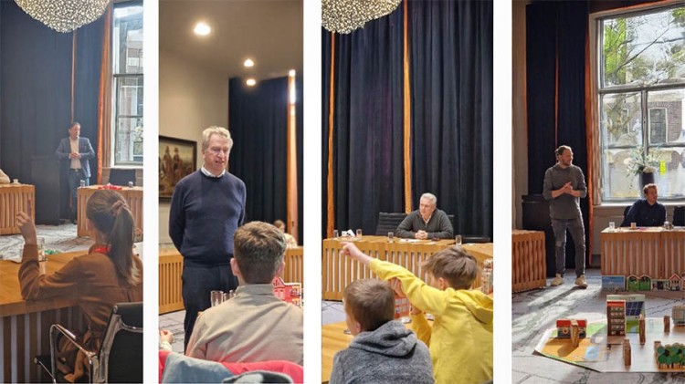 Schoolkids snuffelen in raadszaal aan de democratie
