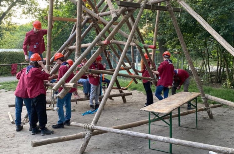 Explorers (Scouting Zaltbommel) bouwen reuzenrad voor gemeenteraad