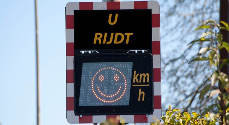 Maximum snelheid in Maasdriel gaat naar beneden, snelheidsdisplays helpen herinneren