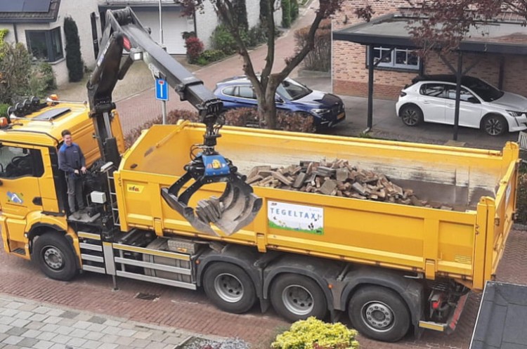 Tegeltaxi haalde gratis ruim 1000 tegels op