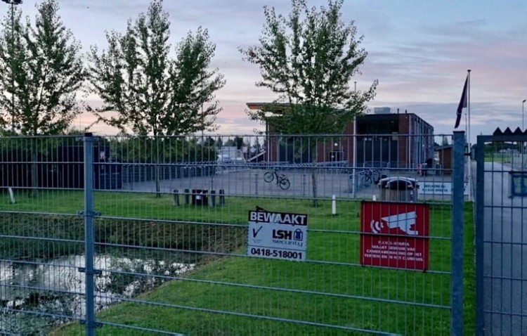 Stadionspeakers spelen spontaan