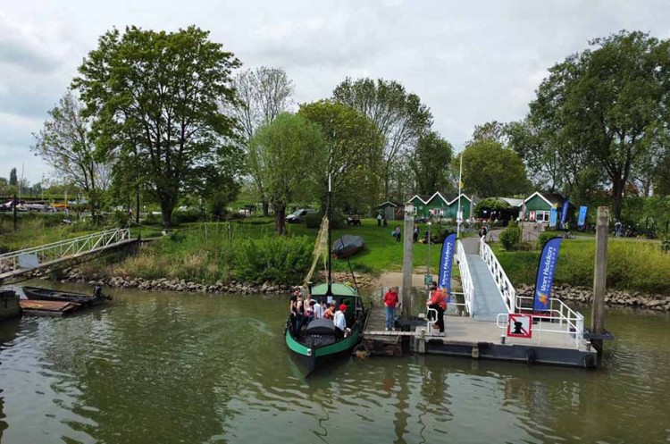 Voet-fietsveer Woudrichem vaart weer