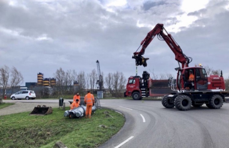 Maasdijk gedeeltelijk afgesloten