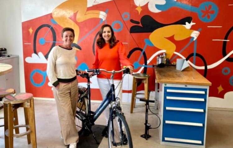 Wethouder Karima Bouchtaoui fietsend de gemeente door