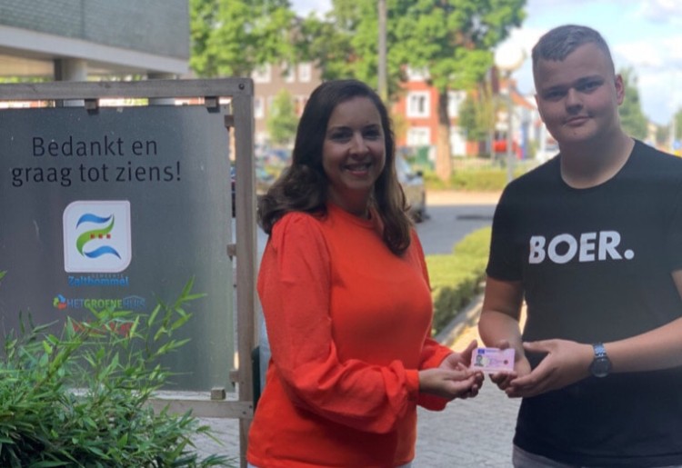 Wethouder Karima Bouchtaoui reikt eerste gratis rijbewijs uit