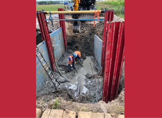 Reparatie rioolwatertransportleiding zit flink tegen