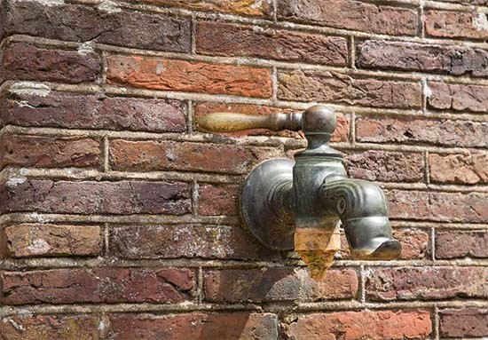 'Schoolpleinen zouden watertappunten moeten krijgen'