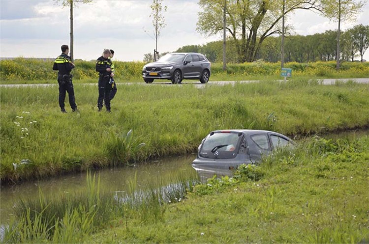 Auto te water aan de Van Heemstraweg