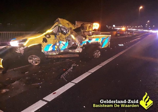 Vrachtwagen ramt auto weginspecteur