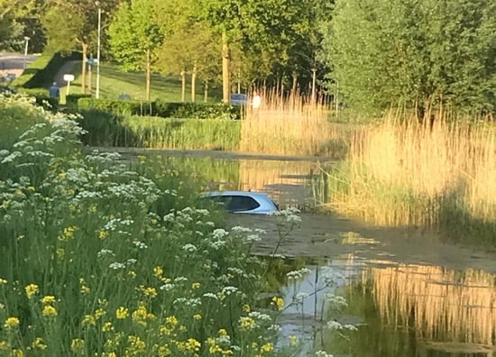 Auto onvrijwillig te water