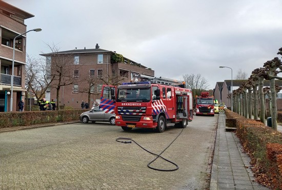 Massale uitruk voor woningbrand Hedelse Kasteellaan
