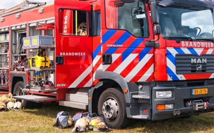 Brandweer Brakel rukt uit voor ‘zeer grote brand’ op Waaldijk