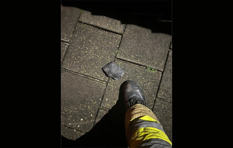 Een dag na de vuurzee op De Wildeman ruimt gemeente brandafval op