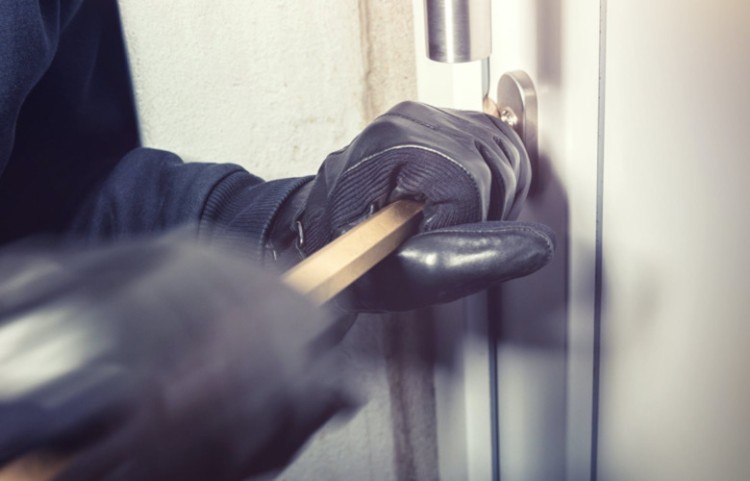 Politie onderzoekt woninginbraak in Heerewaarden