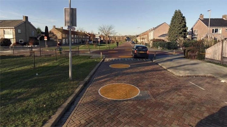 Wie reed er door na aanrijding op kruising Prins Bernhardweg