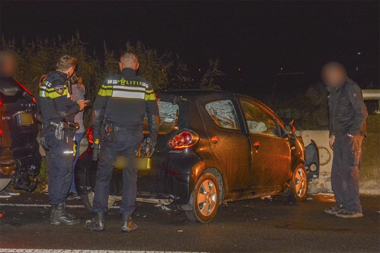Voertuig botst tegen viaduct na aanrijding