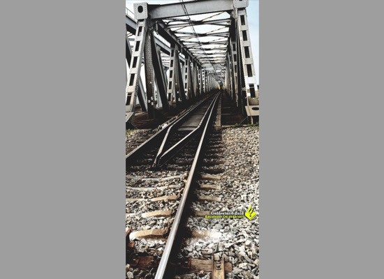 Jeugd loopt op spoorbrug, trein matigt snelheid