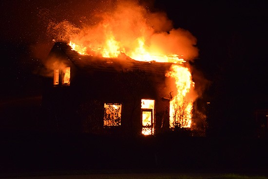 Grote woningbrand in Hedel eist twee gewonden
