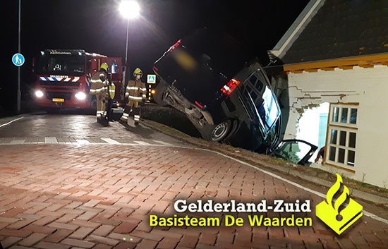 Bestelbus rijdt woning binnen in  Kerkdriel