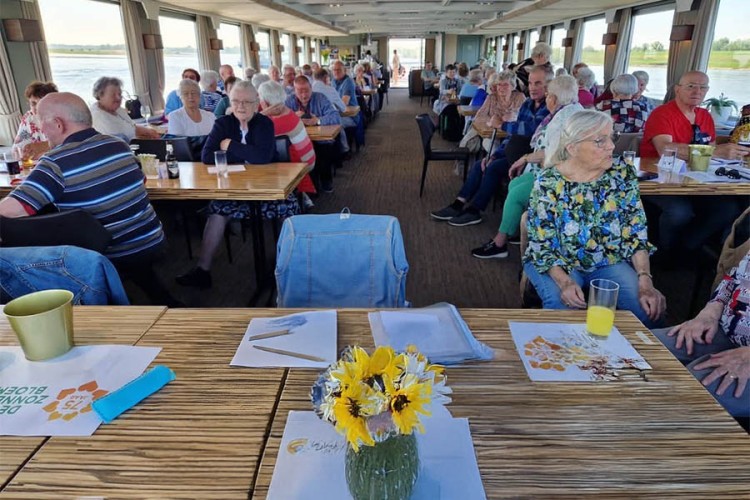 Leden Zonnebloem Ammerzoden en Brakel varen uit