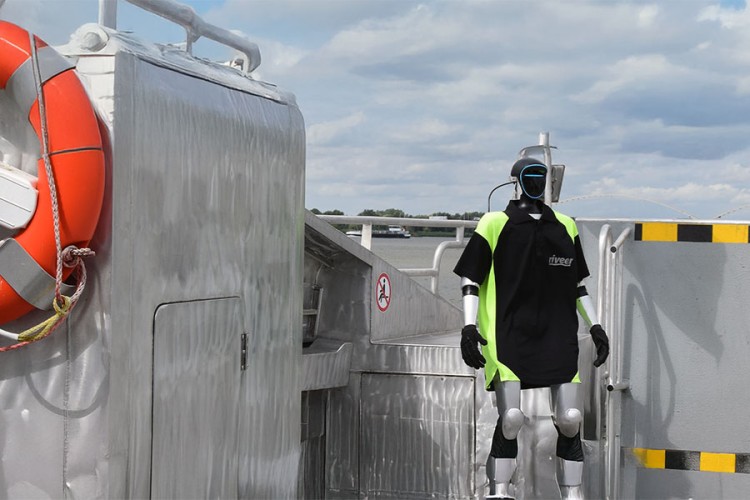 Riveer pakt primeur met humanoid aan boord