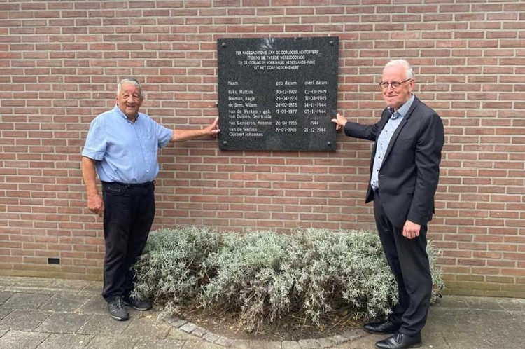 Waardige onthulling plaquette begraafplaats Nederhemert