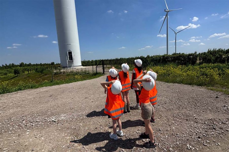 Kids ontdekken windmolenpark De Lage Rooijen