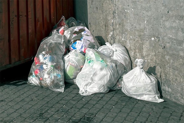 Afvaldumping naast ondergrondse containers leidt tot ergernis